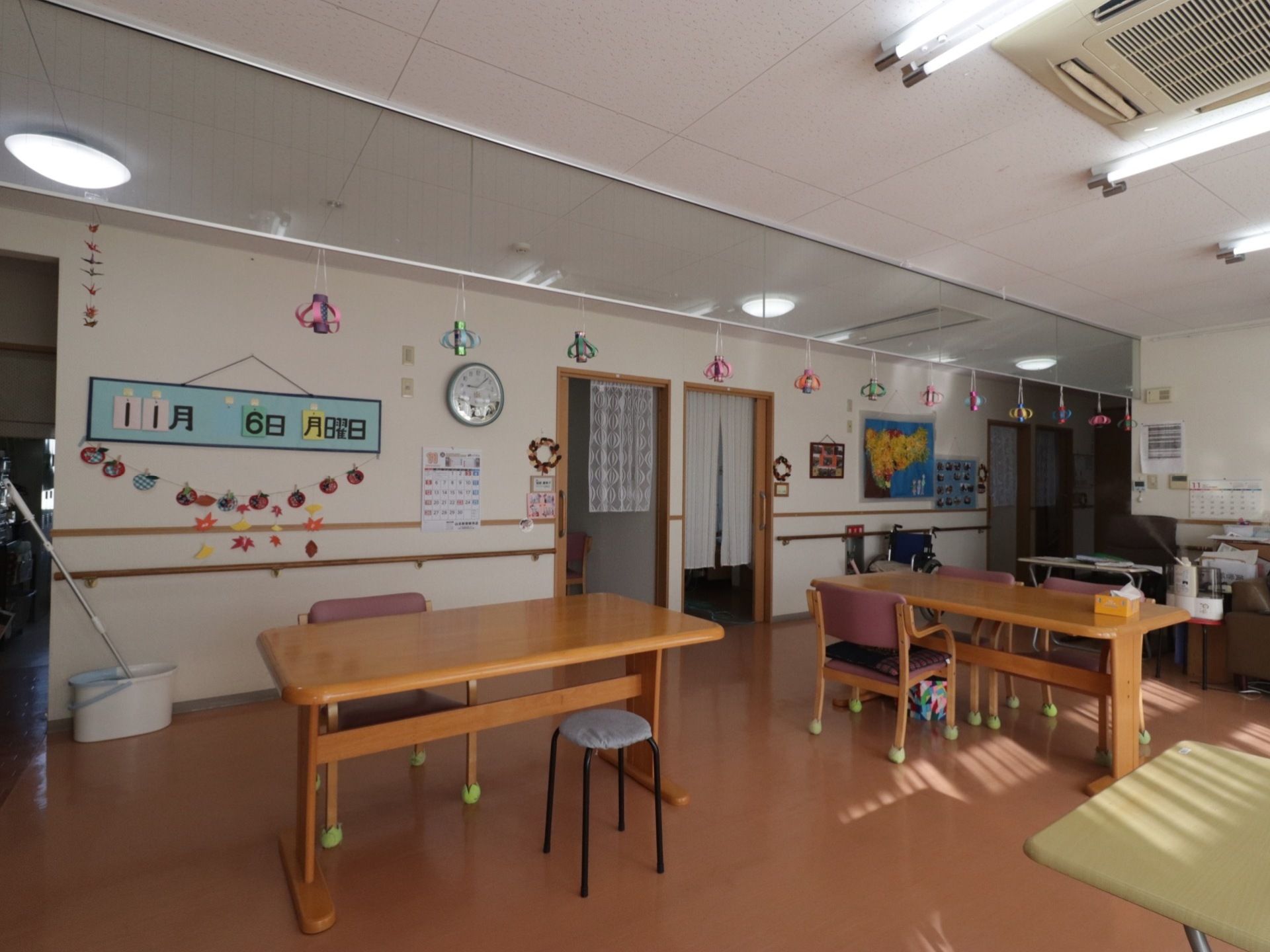 食堂の天井には埋込式の空調が付いている。季節を問わず快適に過ごせるように、施設内の温度を管理している。