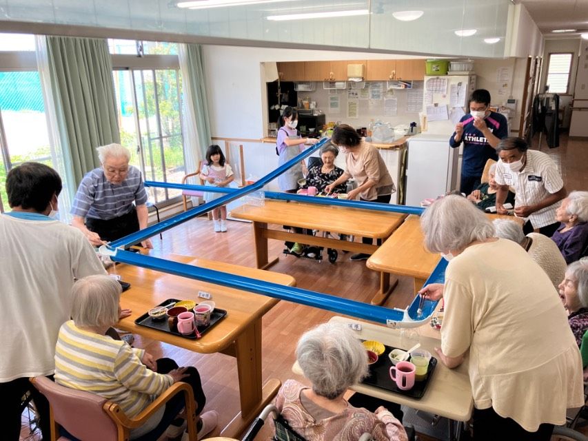 テーブルの上の積み木のおもちゃで遊んでいる入居者様達
