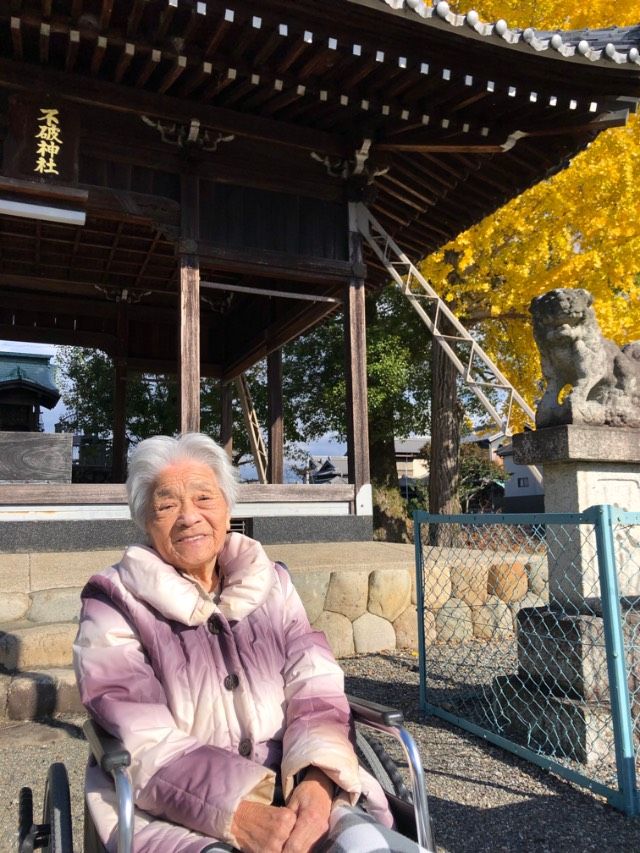 食堂に続くキッチンで配膳の準備などの作業をしている女性達