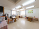 共有スペースを持つ介護施設内部