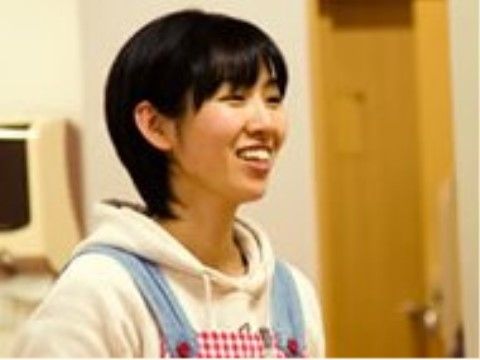 お食事中の入居者様の手前で仕事を進めているスタッフ達