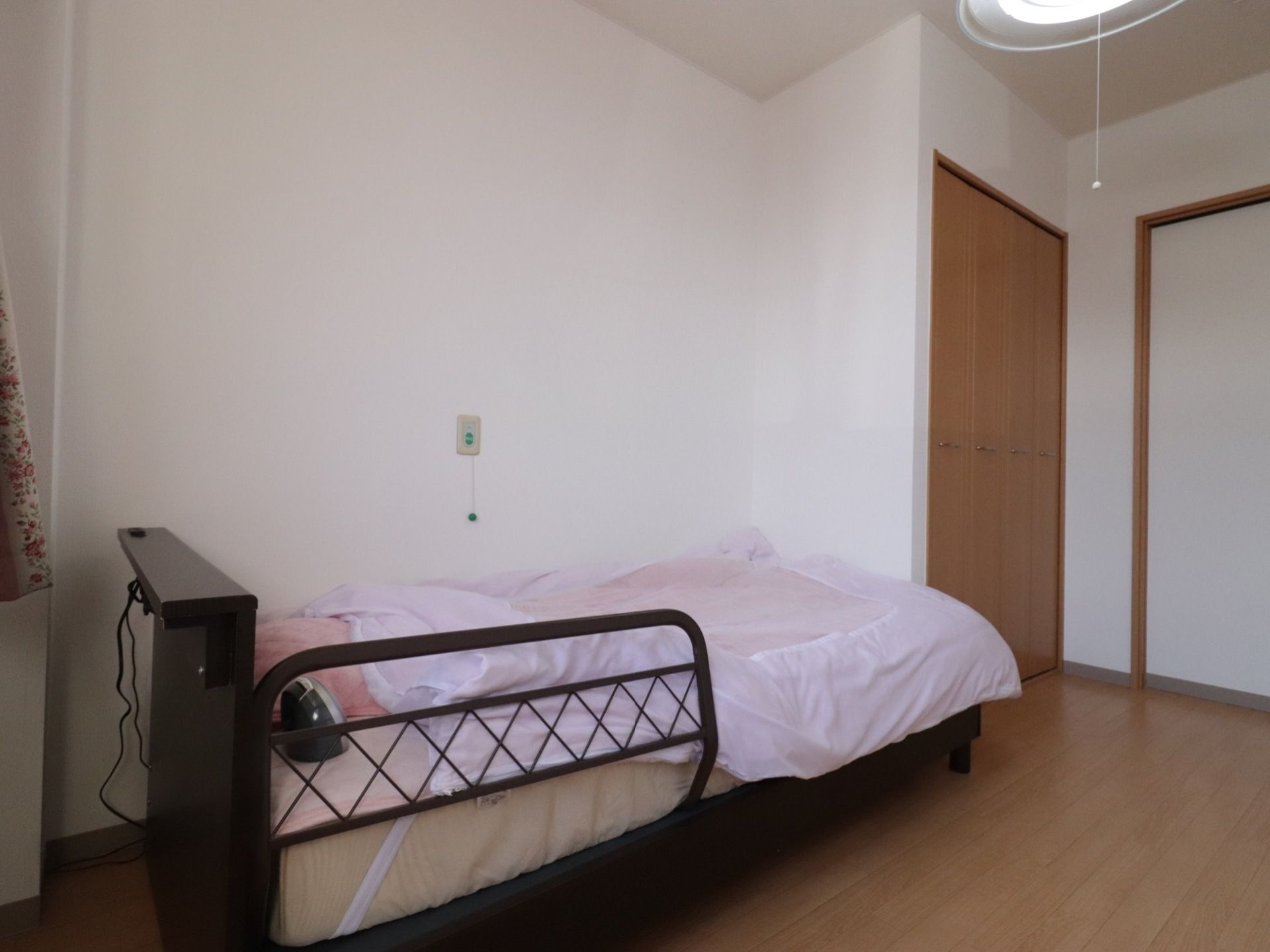 居室は個室になっている。クローゼットやベッド、ナースコールが完備されている。床は、フローリングである。