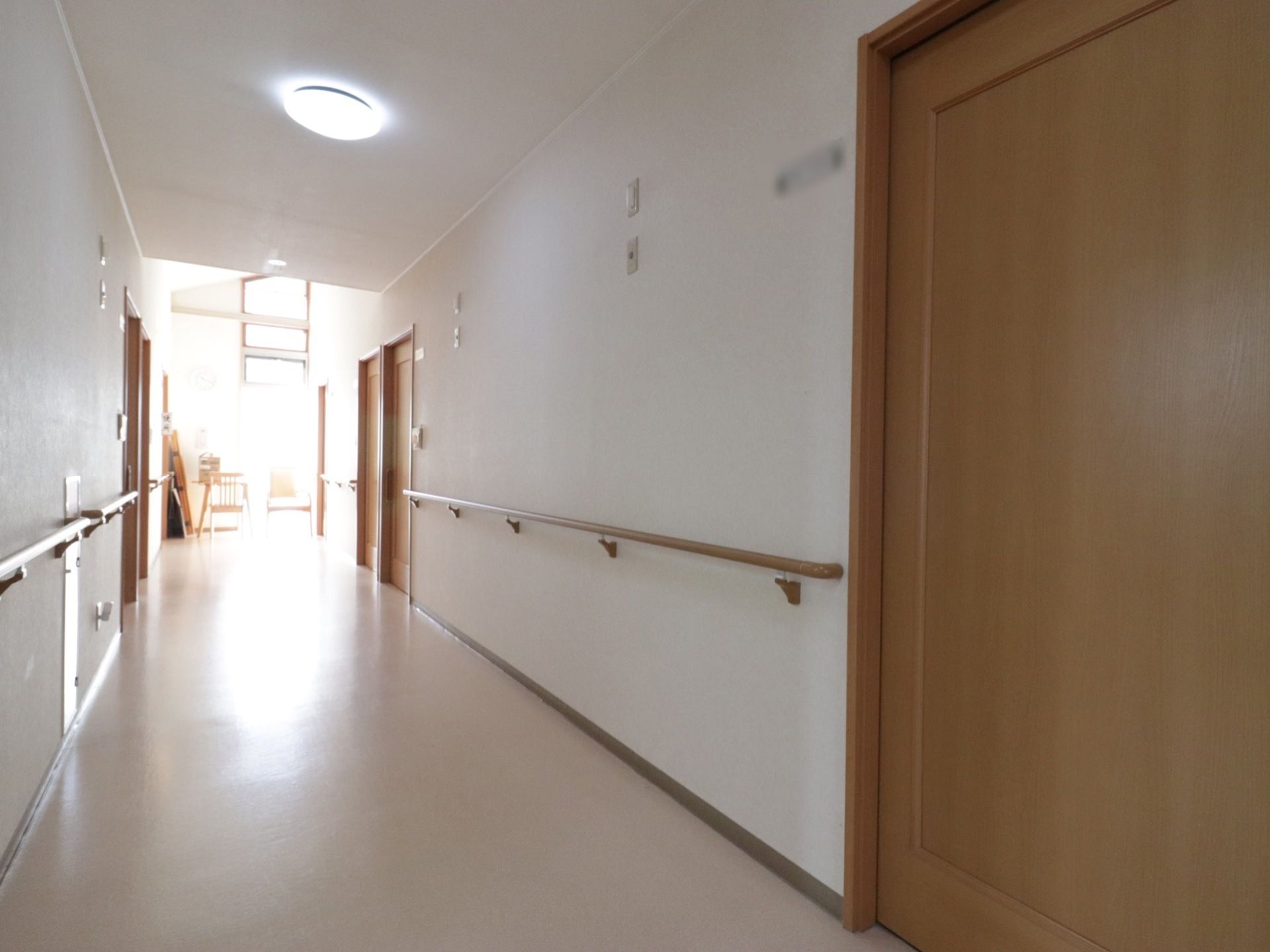 幅の広い真っ直ぐな廊下である。両サイドの壁には、手すりが取り付けられている。突き当りには、窓がある。