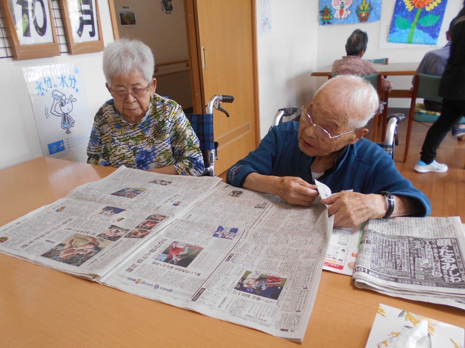 入居者様の満ち足りた生活を支える当施設の若いスタッフ