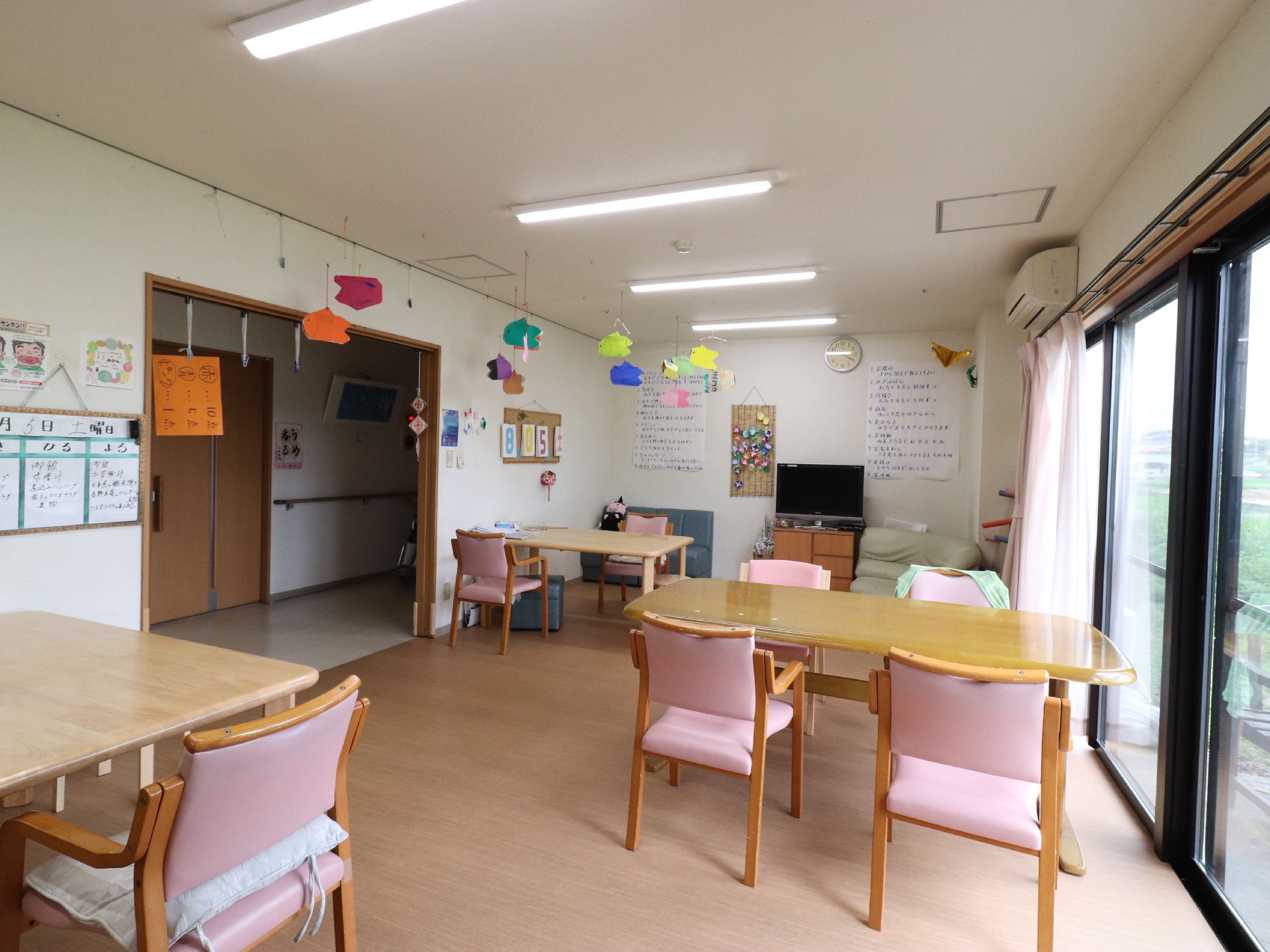 テレビやエアコンが設置されている。テーブルや椅子があり、ゆっくり過ごすことのできる空間となっている。