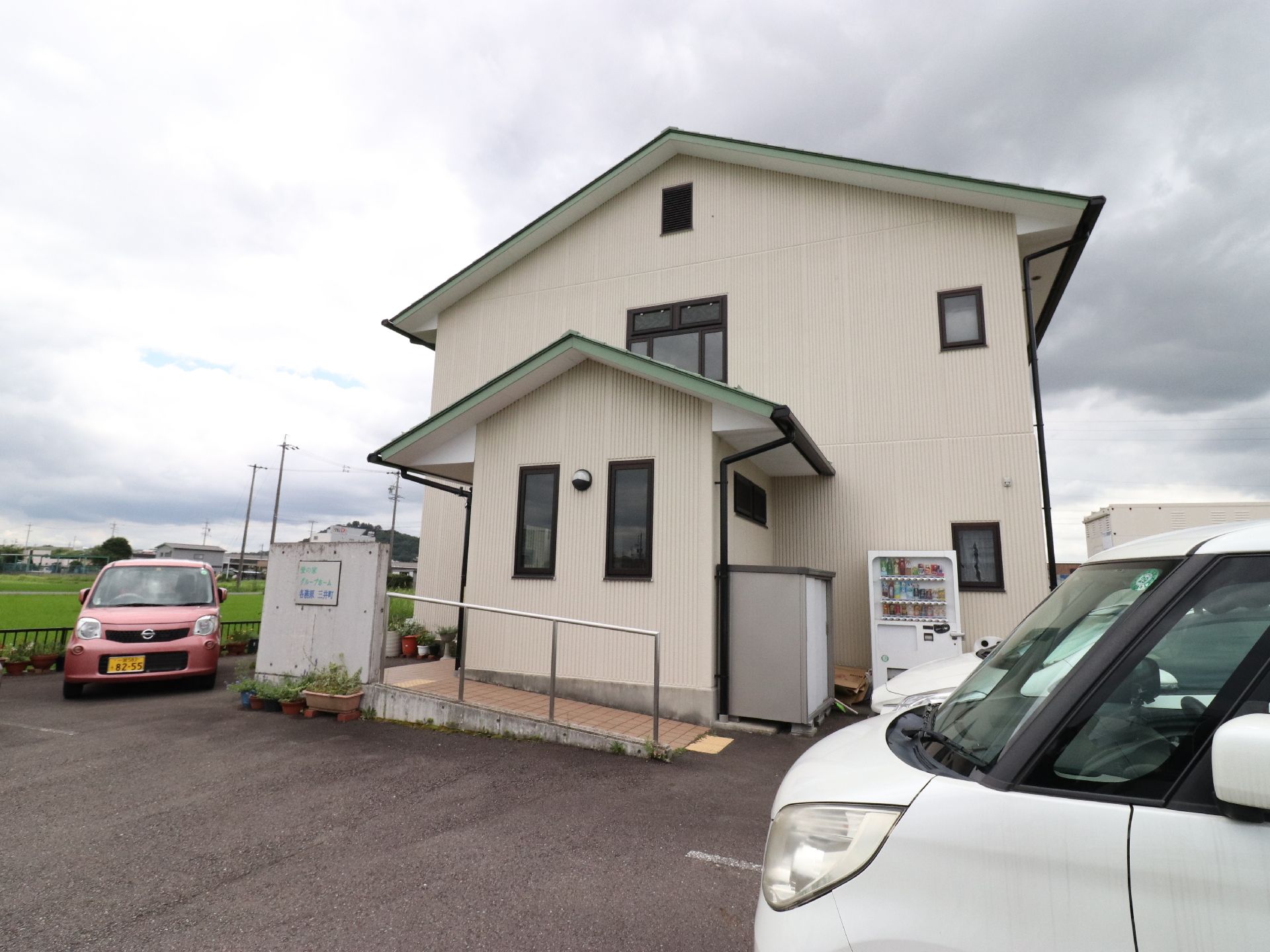 周囲は空き地が多く、静かな環境である。施設の壁際に自動販売機が設置されている。駐車場から玄関までは近いので便利。