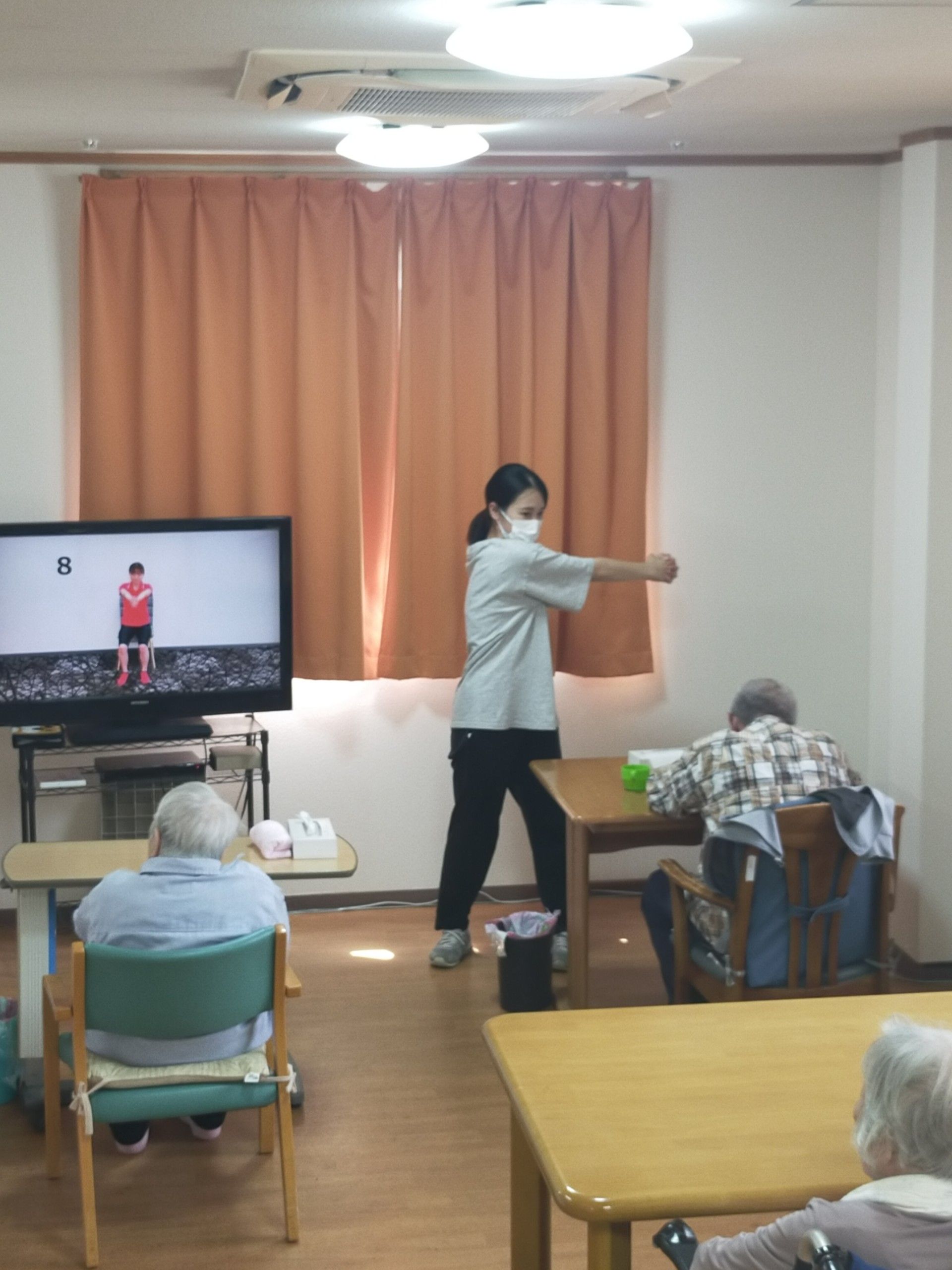 リビングで入居者様が団らんでテレビを見ている。