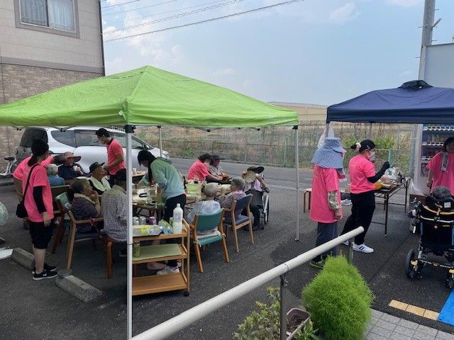 施設敷地内にテントを立てて、秋祭りを行っている様子