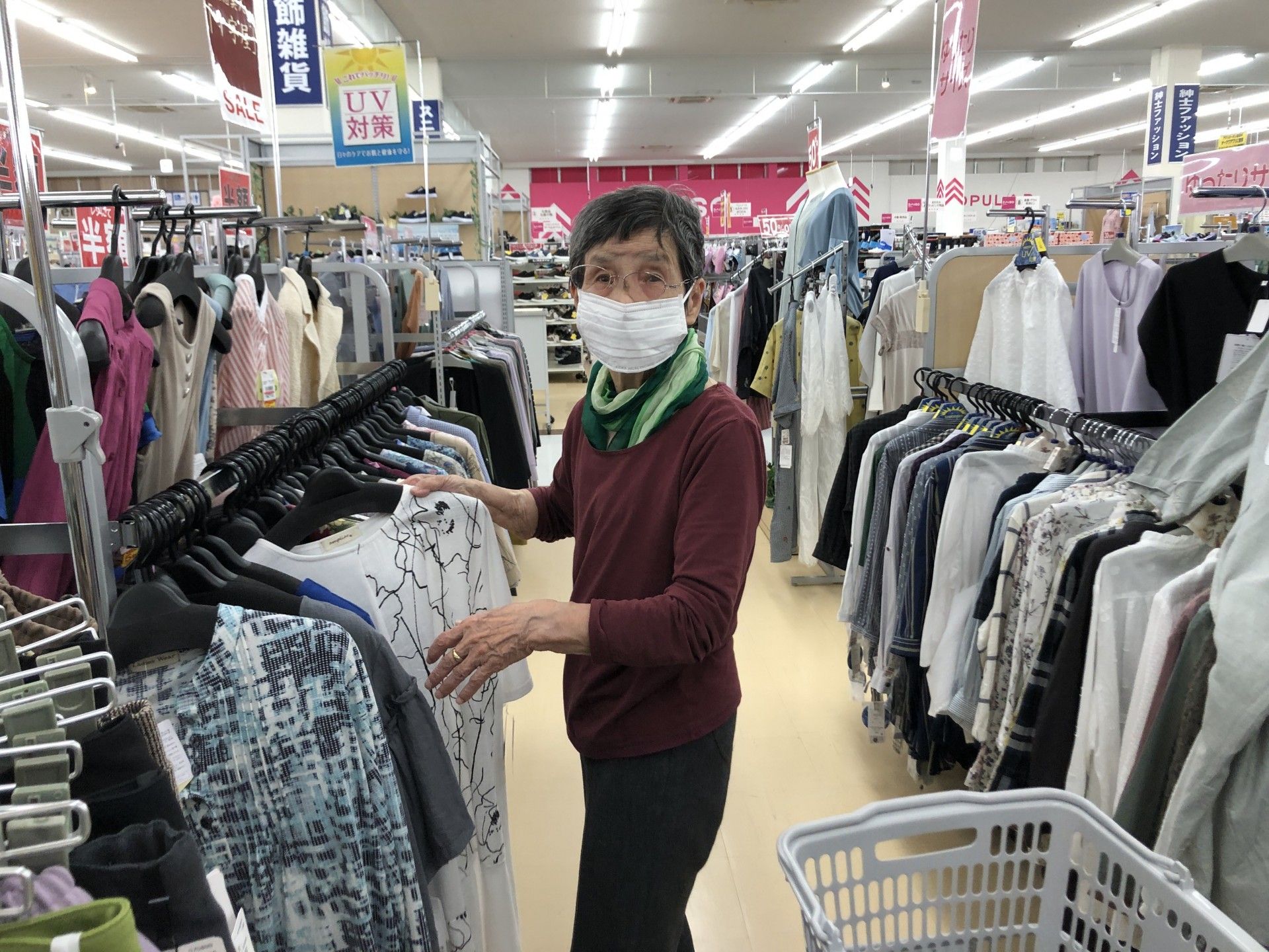施設内にある畑で野菜の収穫をしている２名の女性入居者様