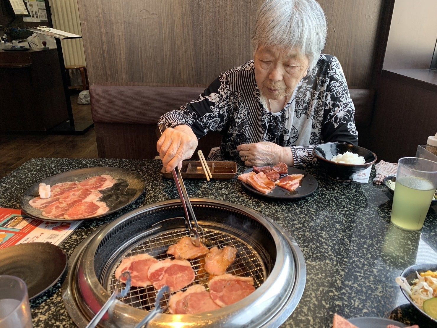 高齢者が食事を楽しむ食堂