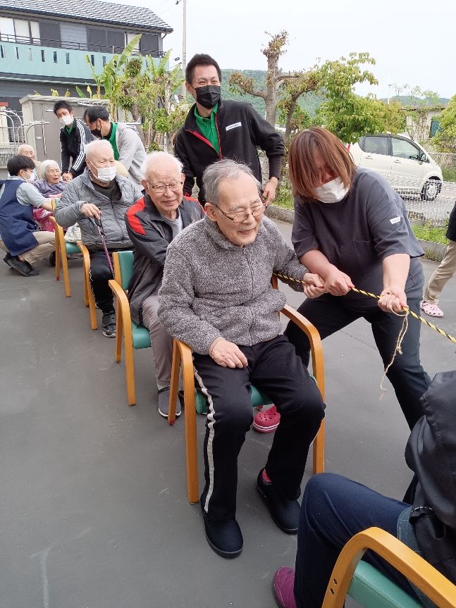 スタッフのサポートで、すいか割りを楽しむ女性入居者様
