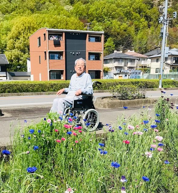 車椅子の方と建物外観