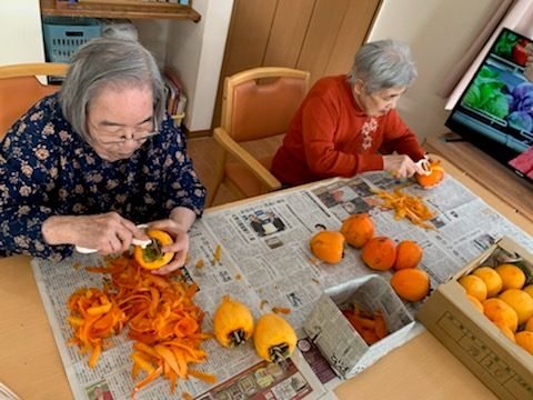 柿を剥く利用者の居室