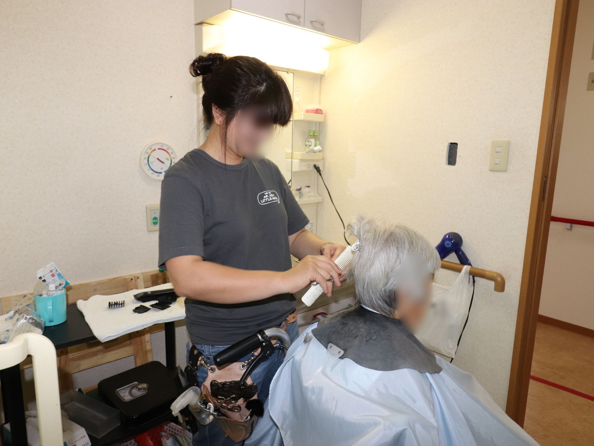 施設内では散髪の設備がある。車椅子の方や足腰の不自由な方でも施設内で気兼ね無く散髪出来るので便利である。