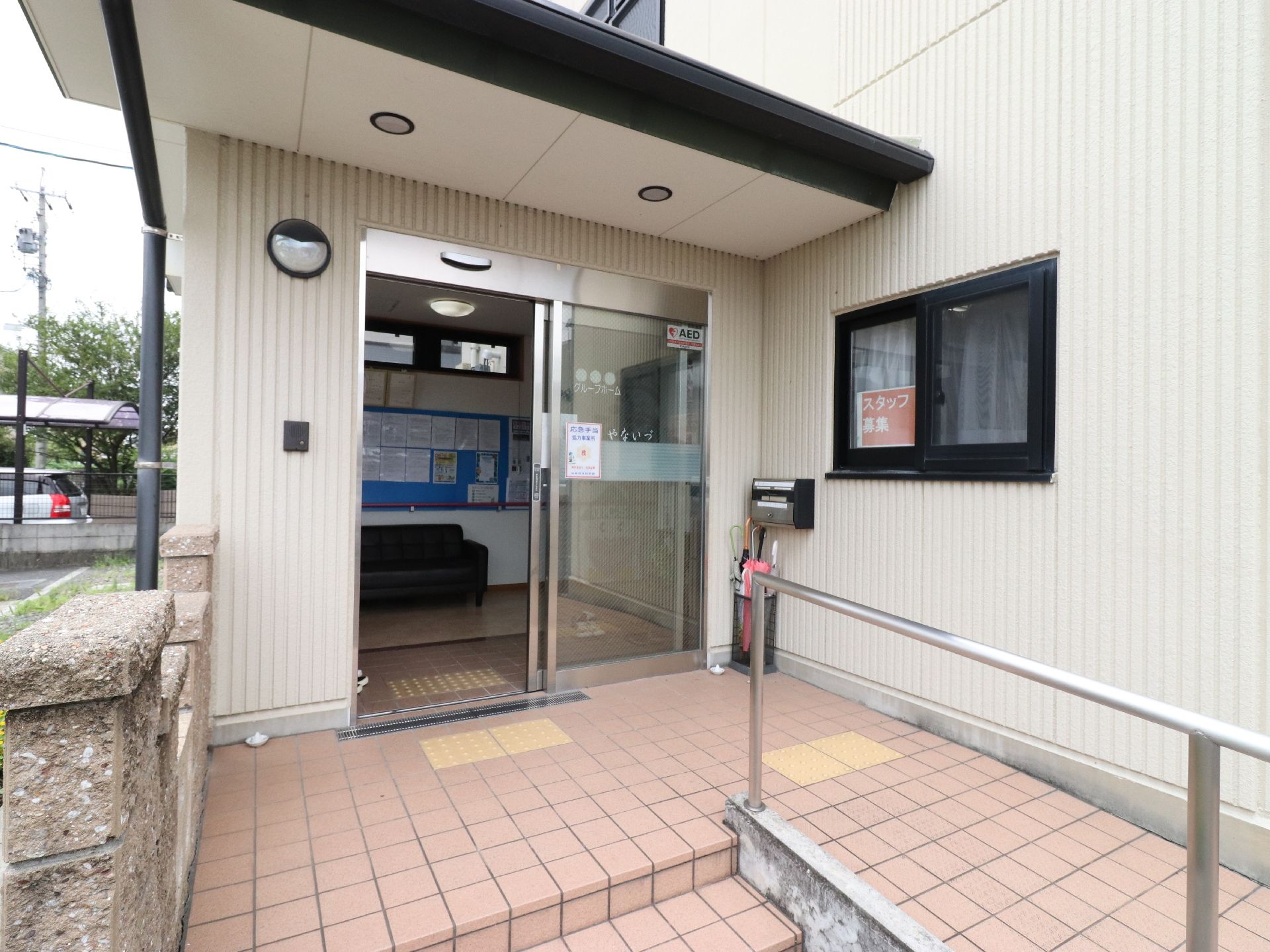 エントランスには手摺とスロープが付いている。バリアフリー構造で自動扉なので、車椅子でも快適に利用出来る。