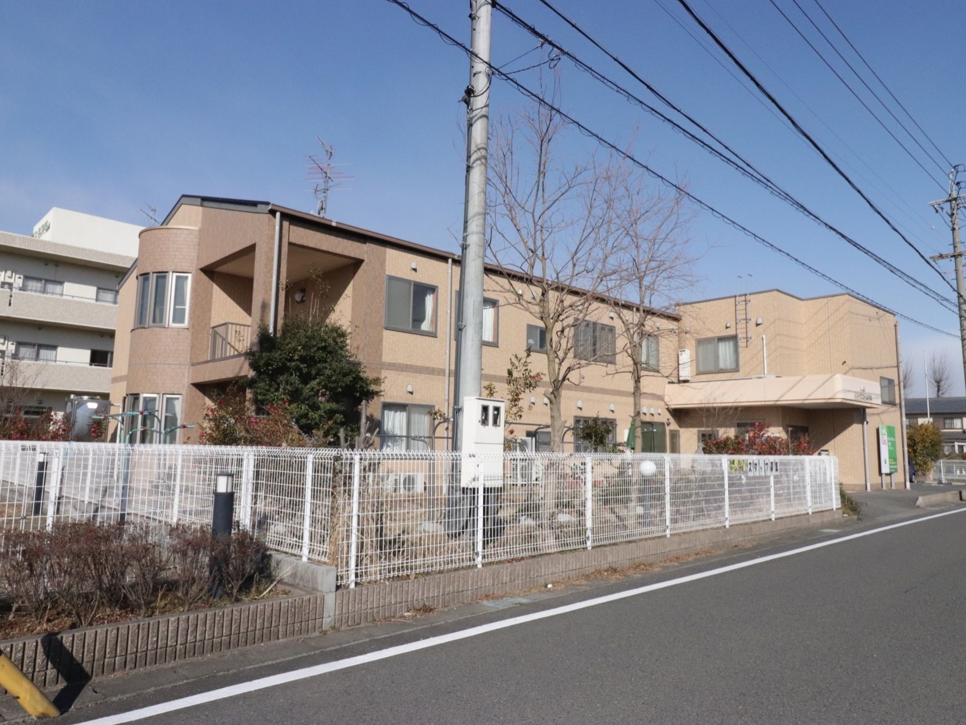 鉄筋コンクリート造地上2階建ての施設である。白いフェンスで敷地を囲んでいる。外階段が設置されている。