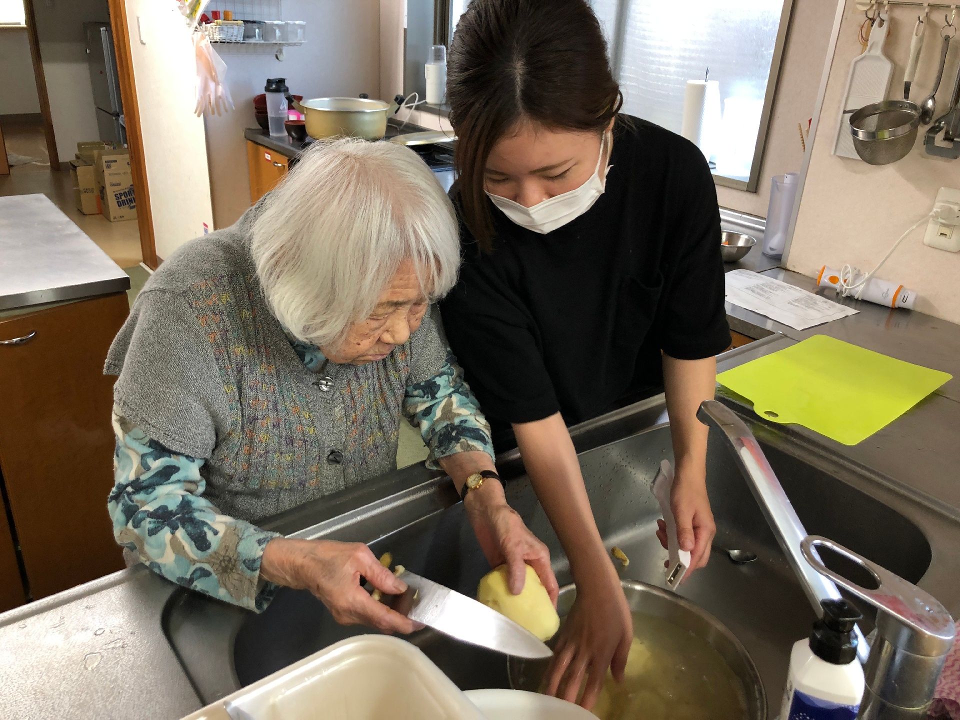 地域の方たちとともに暮らす。地域ボランティアによる慰問や子供たちによるイベントも多く、住み慣れた地域の中での暮らしを実感していただけるでしょう。
