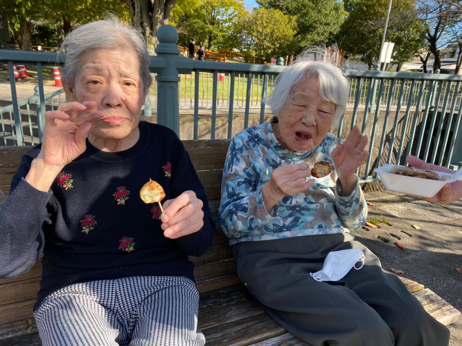 入居者様が休憩している食堂と隣り合った洗い場で食器を洗うスタッフ
