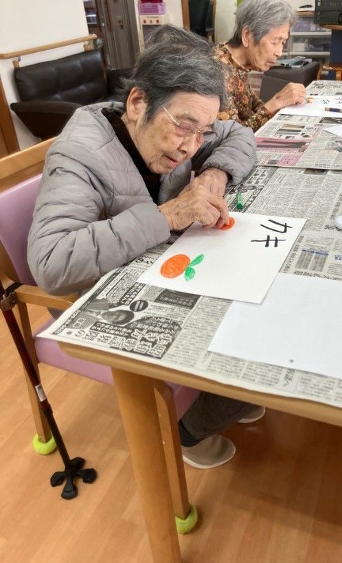 お料理などの生活リハビリで自立を目指す暮らしを。ご入居者様の行動を制限することなく、積極的にやりたいことを見つけていただけます。