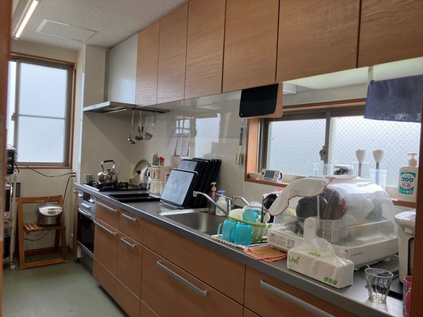 収納がたっぷりあるキッチンとなっている。広いので安全に利用できる。段差のないフラットな床となっている。