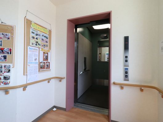 エレベーター前