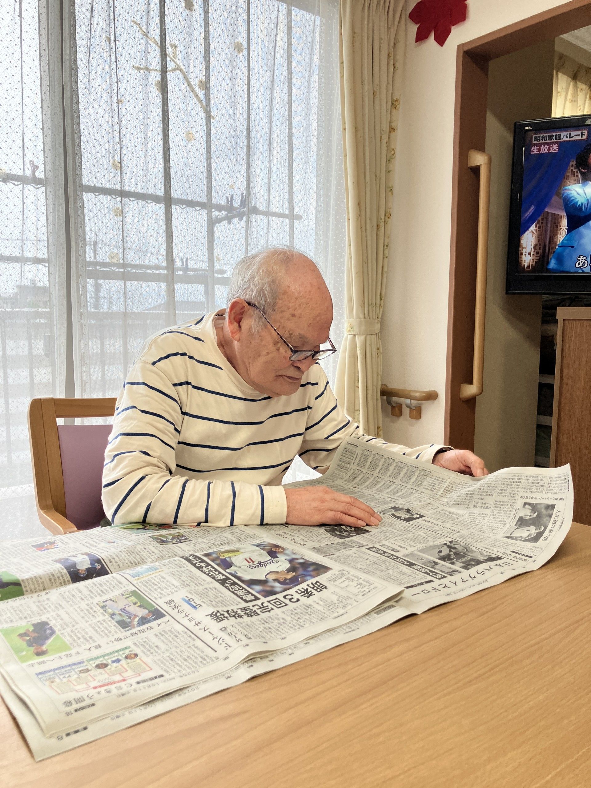 ご自分らしくお過ごしいただけるユニットケア。いつもそばにいるスタッフとほかのご入居者様に囲まれて、心穏やかに毎日をお楽しみいただけます。