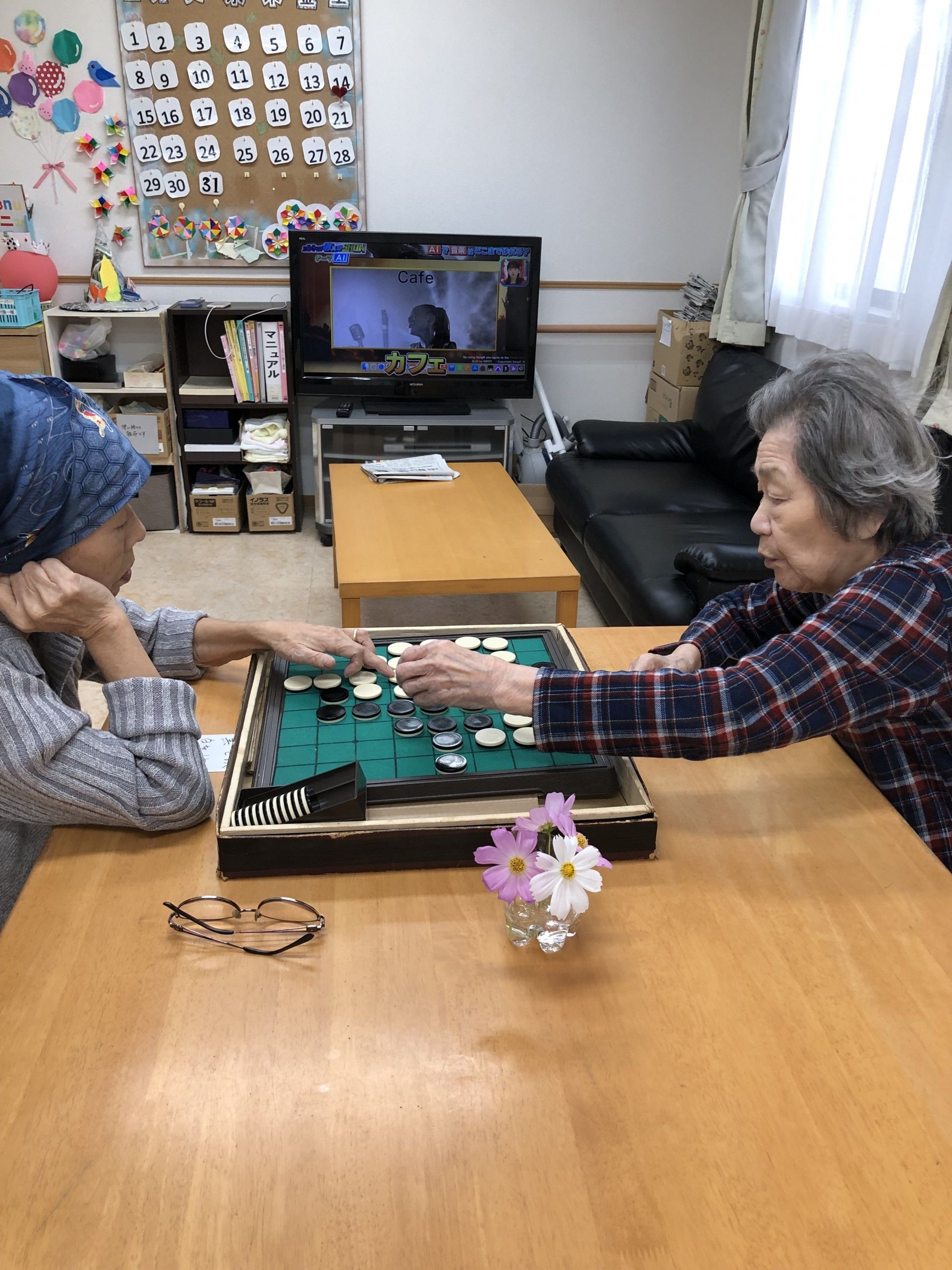 事務室に隣接したデイルームで、楽しく会話が弾む入居者様