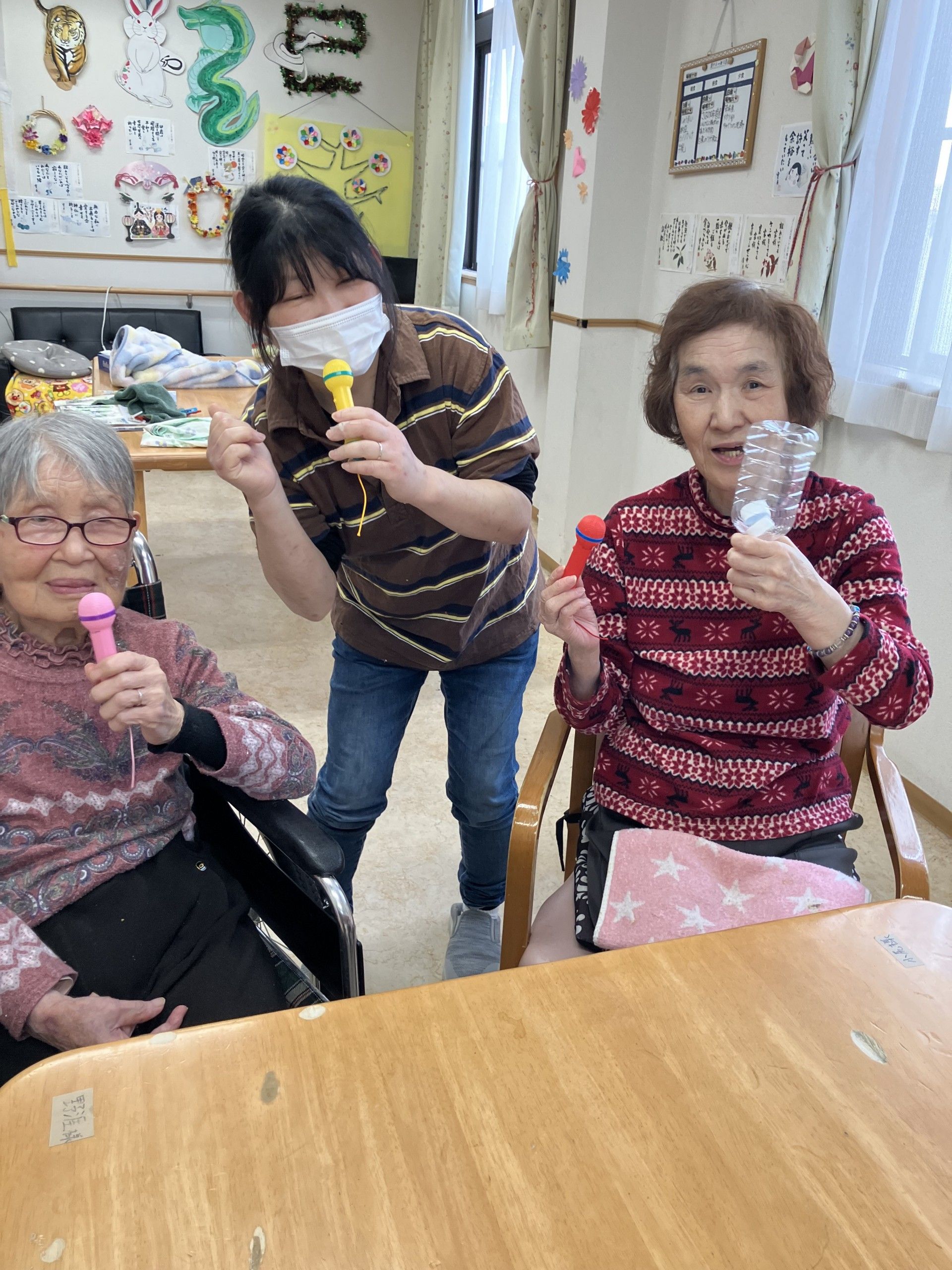 どんな時でも笑顔で対応する事を心がけている若いスタッフ