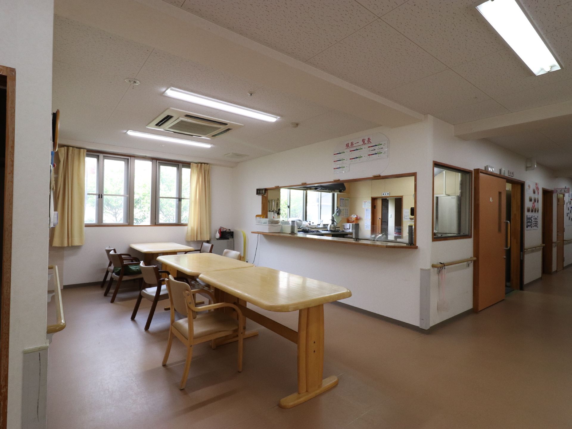 食事スペースの側から、カウンター越しにキッチンを臨む。右手は通路につながっており、床は全面バリアフリー。