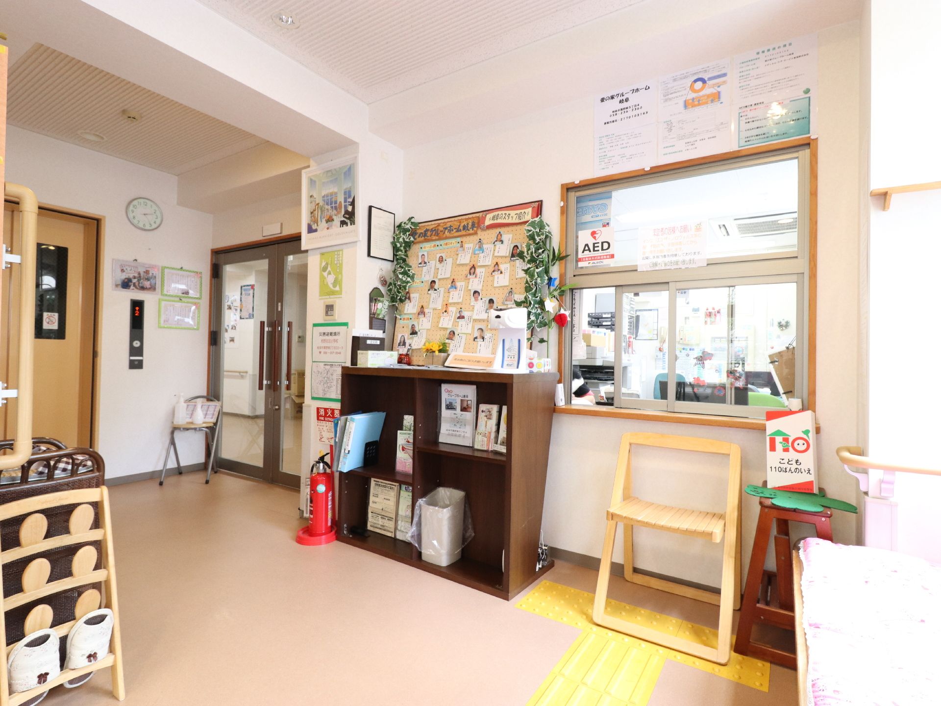 1階の館内から、受付を臨む。脇にスタッフの顔写真一覧が掲出されている。左の奥が出入り口になっている。