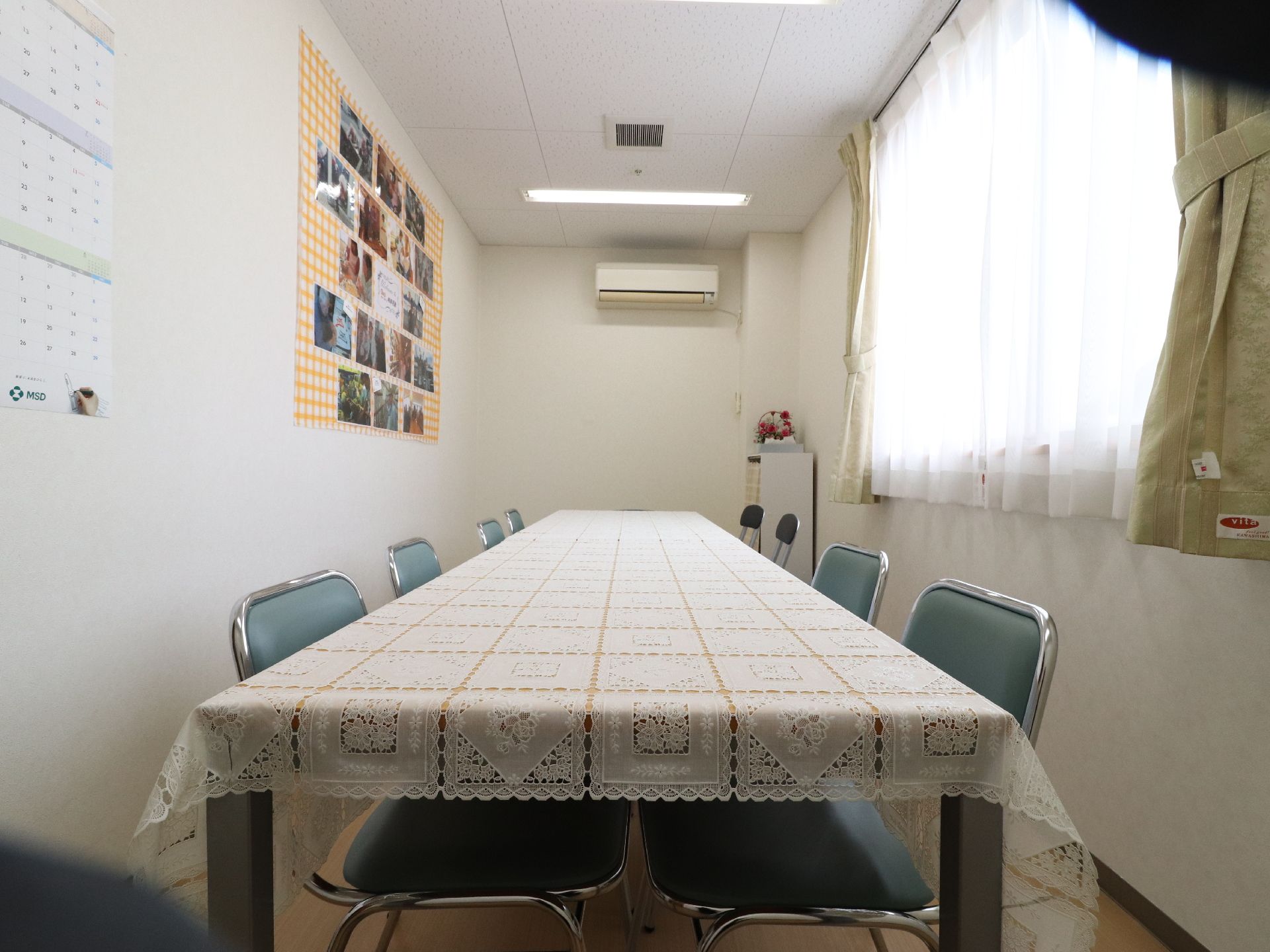 壁と窓に囲まれ、他所から隔絶した会議室のような空間。プライバシーを必要とする会話や相談事に適している。