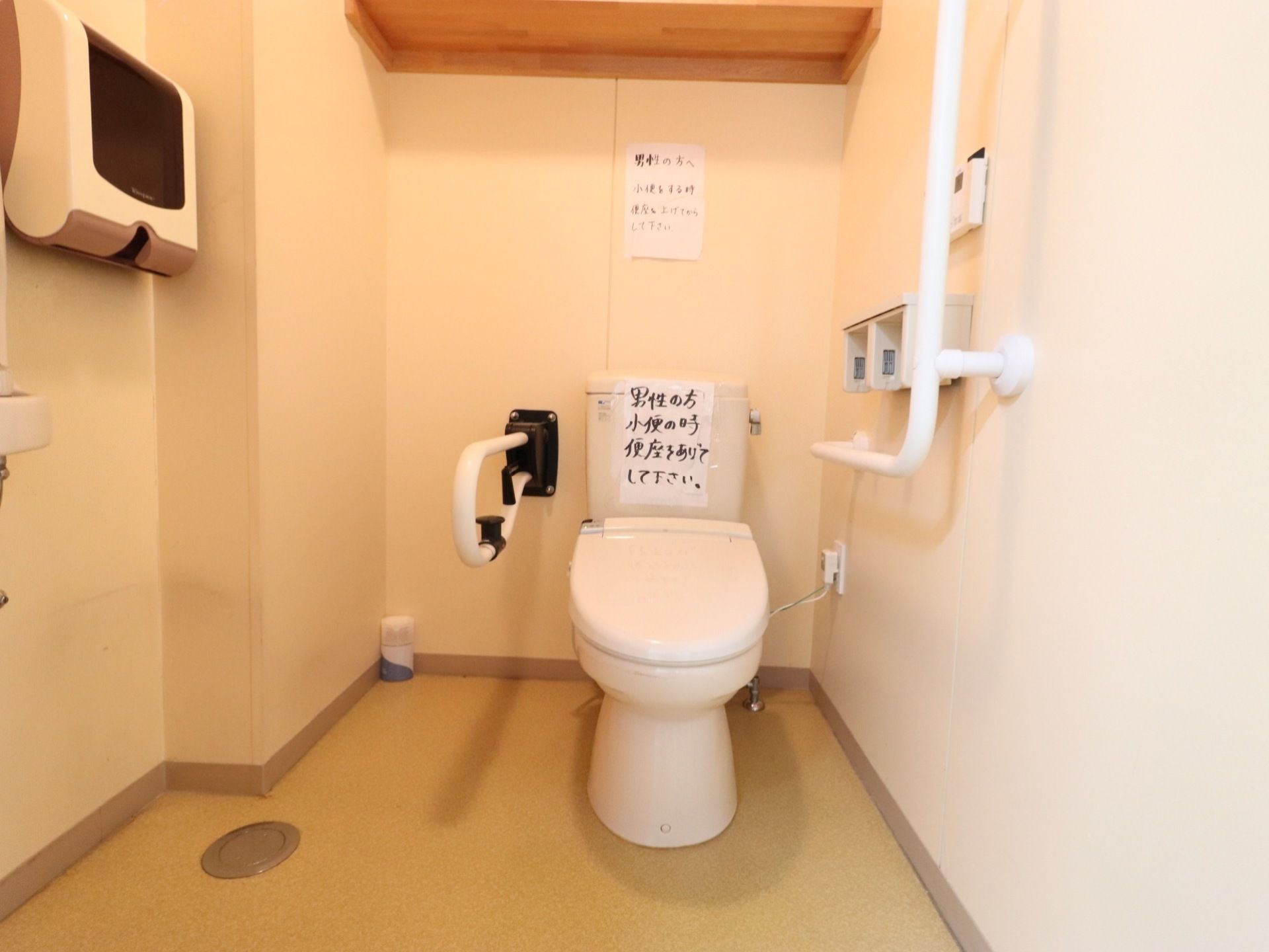 洗面所が一緒になったトイレである。洗面所横にはペーパータオルがあり、衛生的である。段差のない床となっっている。