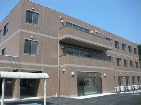 落ち着いた雰囲気の３階建ての建物である。施設の入り口まで段差がなく、車椅子をご利用の方が移動する際も安全である。