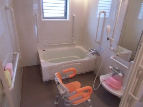 明るい浴室は手すりを縦横両方向に取り付けており、安全に入浴することができる。出入り口の扉はスライド式で、開閉が安全にできる。