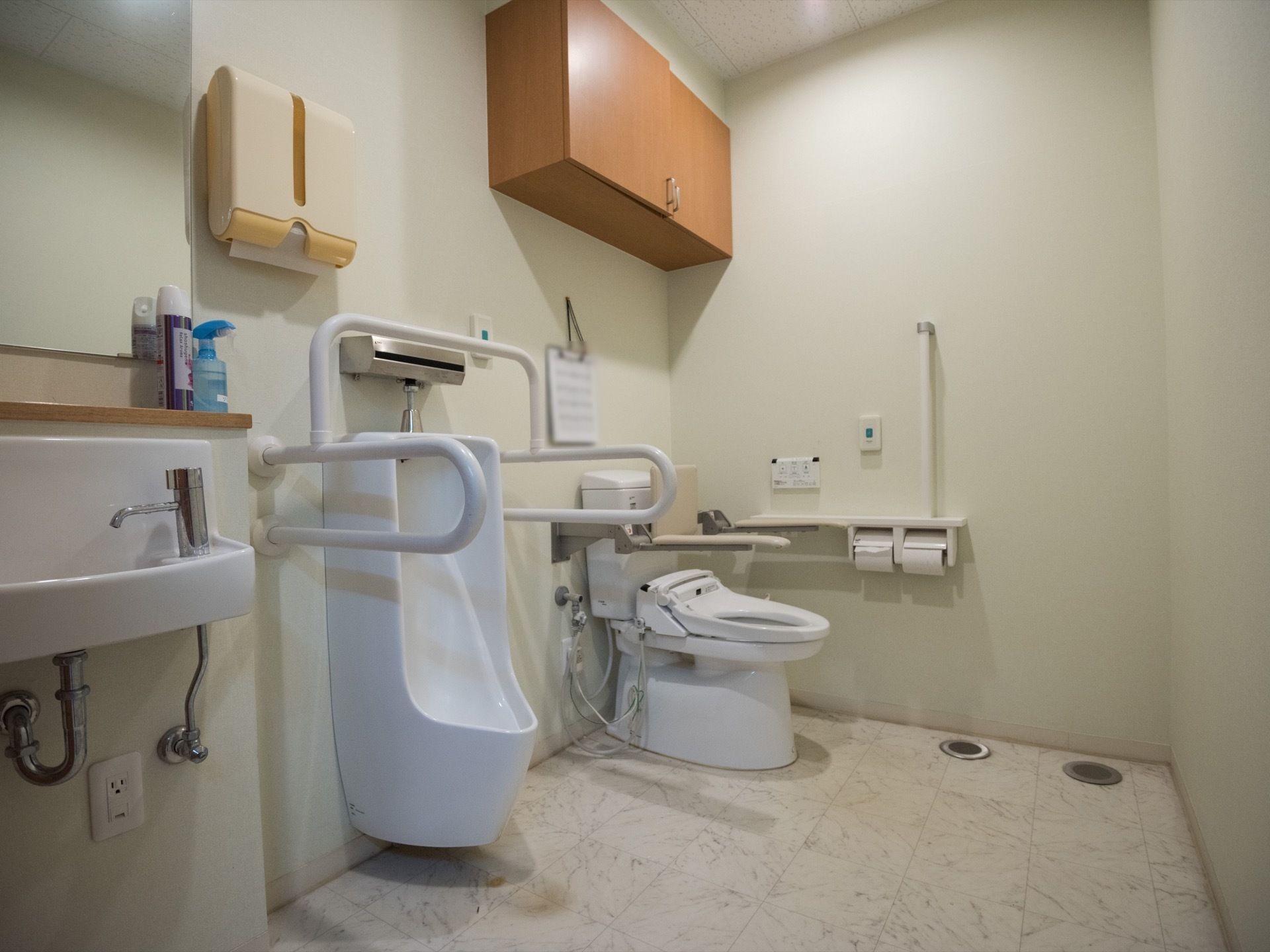ナースコールが完備されている広々とした個室トイレである。各便器の両サイドには、手すりが設置されている。