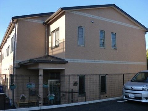施設は２階建ての建物になっており、玄関前のスペースには屋根を設置している。雨の日も濡れることなく施設に入ることができる。