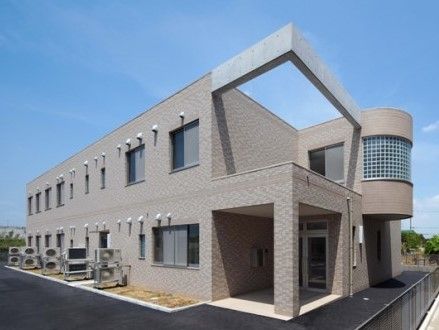 落ち着いた雰囲気の２階建ての建物である。玄関の前のスペースには屋根が設置されており、雨の日も濡れることなく施設内に入ることができる。