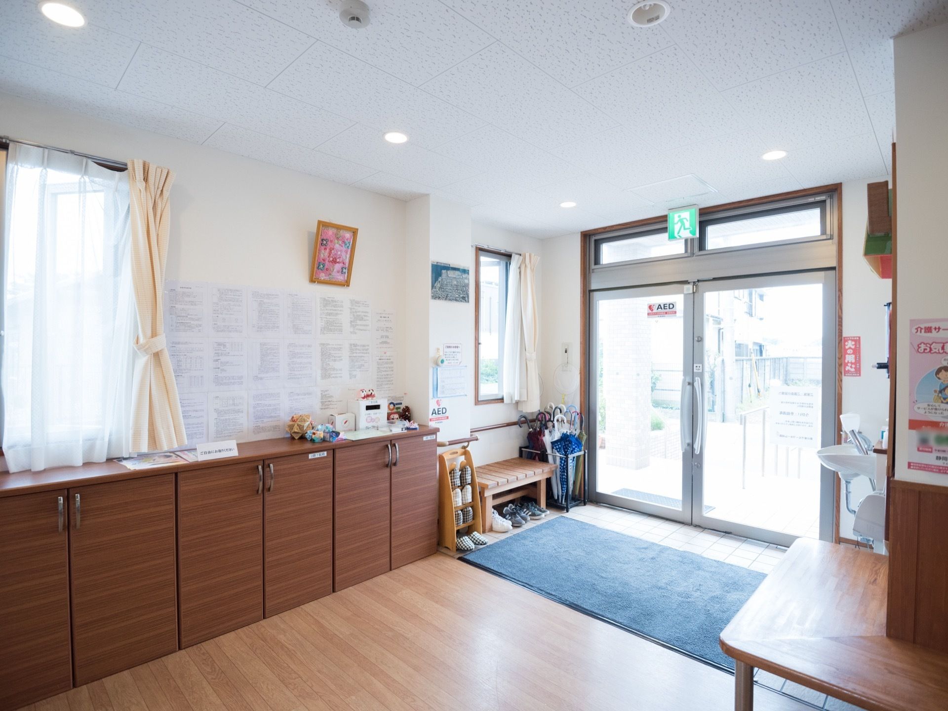 窓が設置され、明るい玄関である。広々とした、両開きタイプの扉が設置されている。靴箱も備え付けられている。