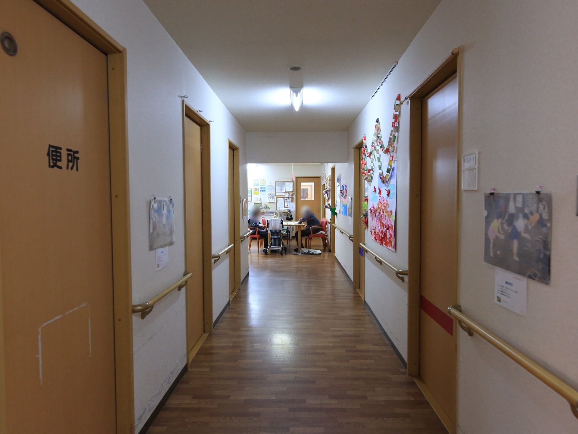 フローリングの床が美しい廊下である。清掃が隅々まで行き届いているのでピカピカに輝いている。気持ちよく生活ができる。