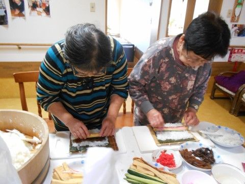 並んで立って手巻き寿司づくりをしている女性入居者様達