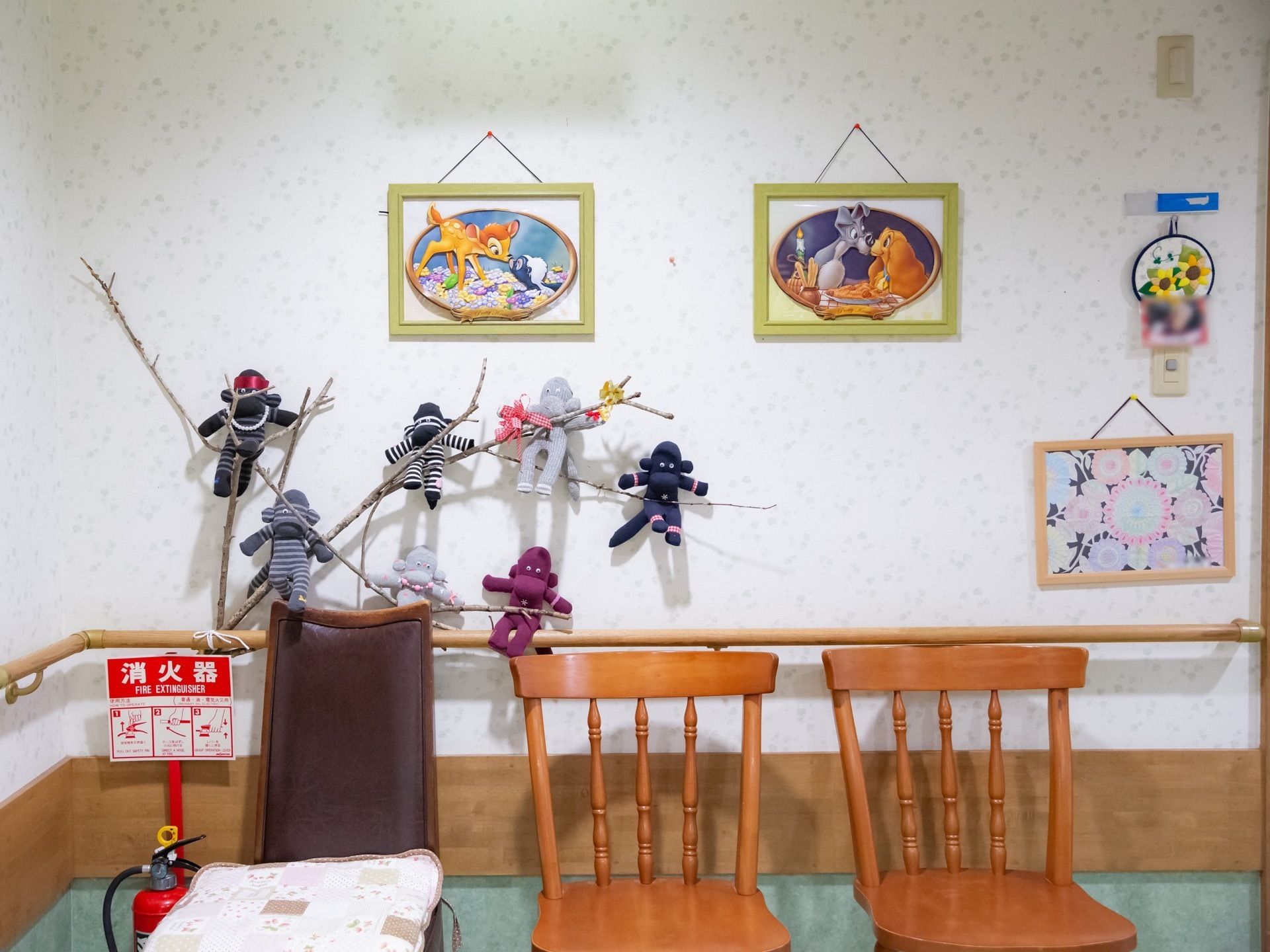 食堂の一角には、談話スペースが設けられている。壁に沿って手すりが設置されており、その前に椅子が３脚置かれている。