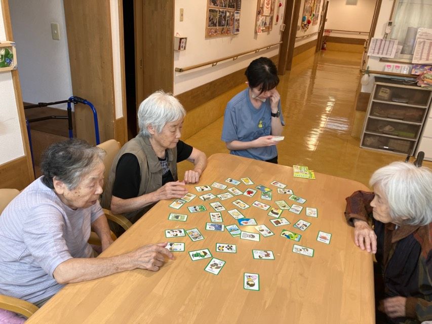 季節のイベントにちなんだ飾りつけを作っている女性入居者様達