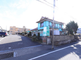 静かな住宅地に位置する施設外観
