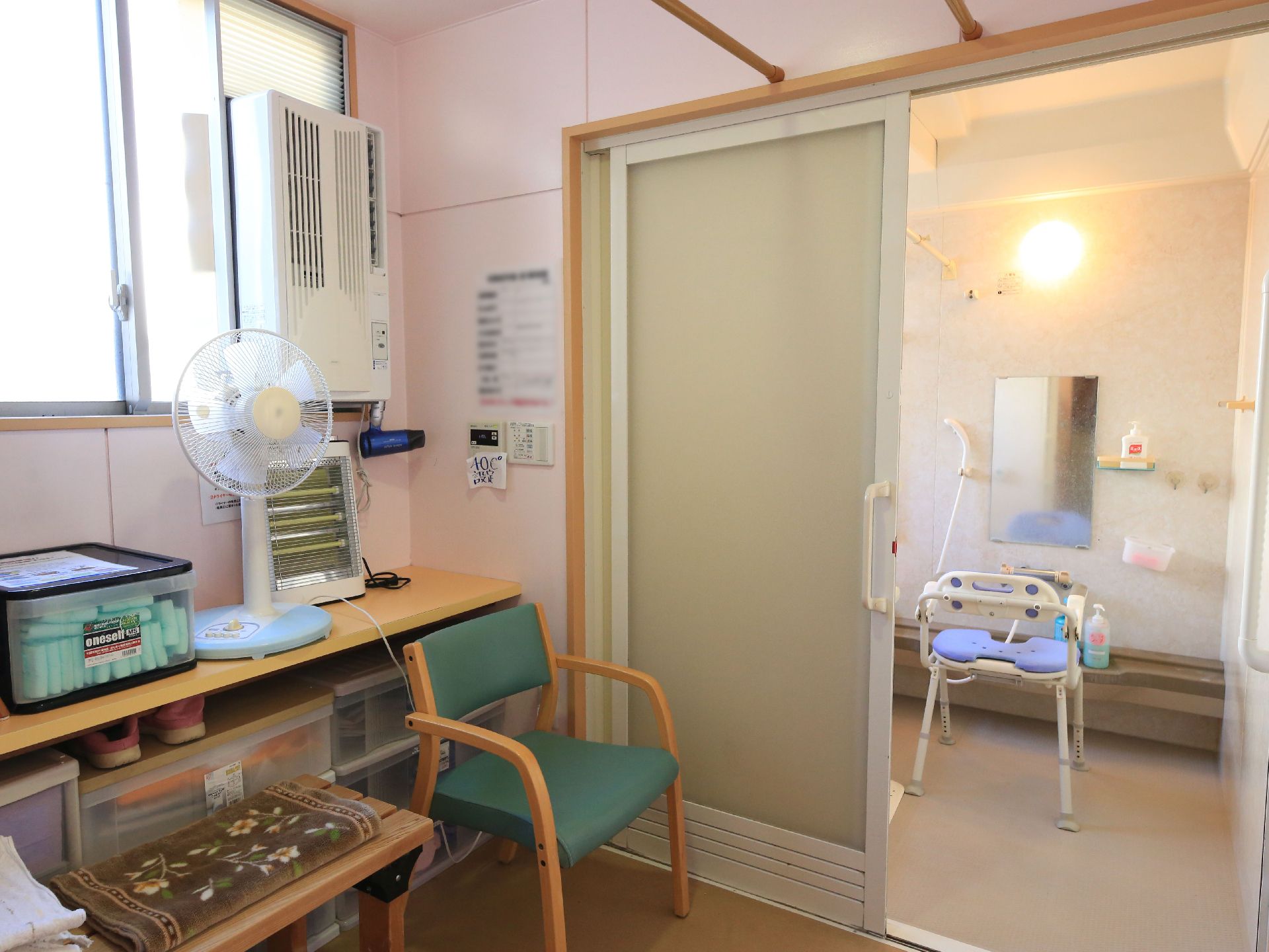浴室から脱衣所はバリアフリー対応になっている。足腰に不安のある入居者様も、安全に入浴を行うことができる。