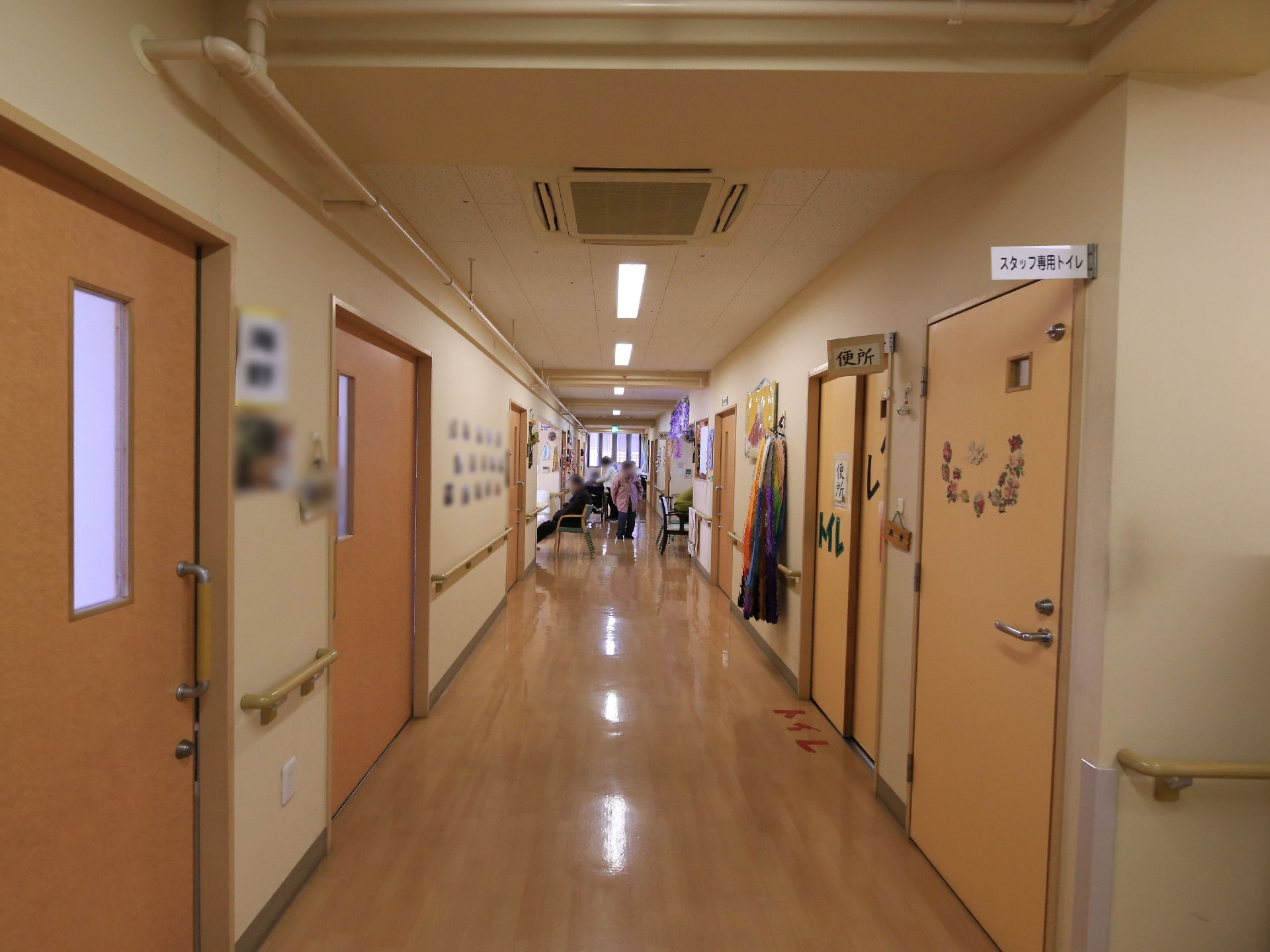 共有施設には大きな文字で案内板が取りつけてある。トイレはわかりやすいように、ドアと床にシールで案内表示が貼られている。