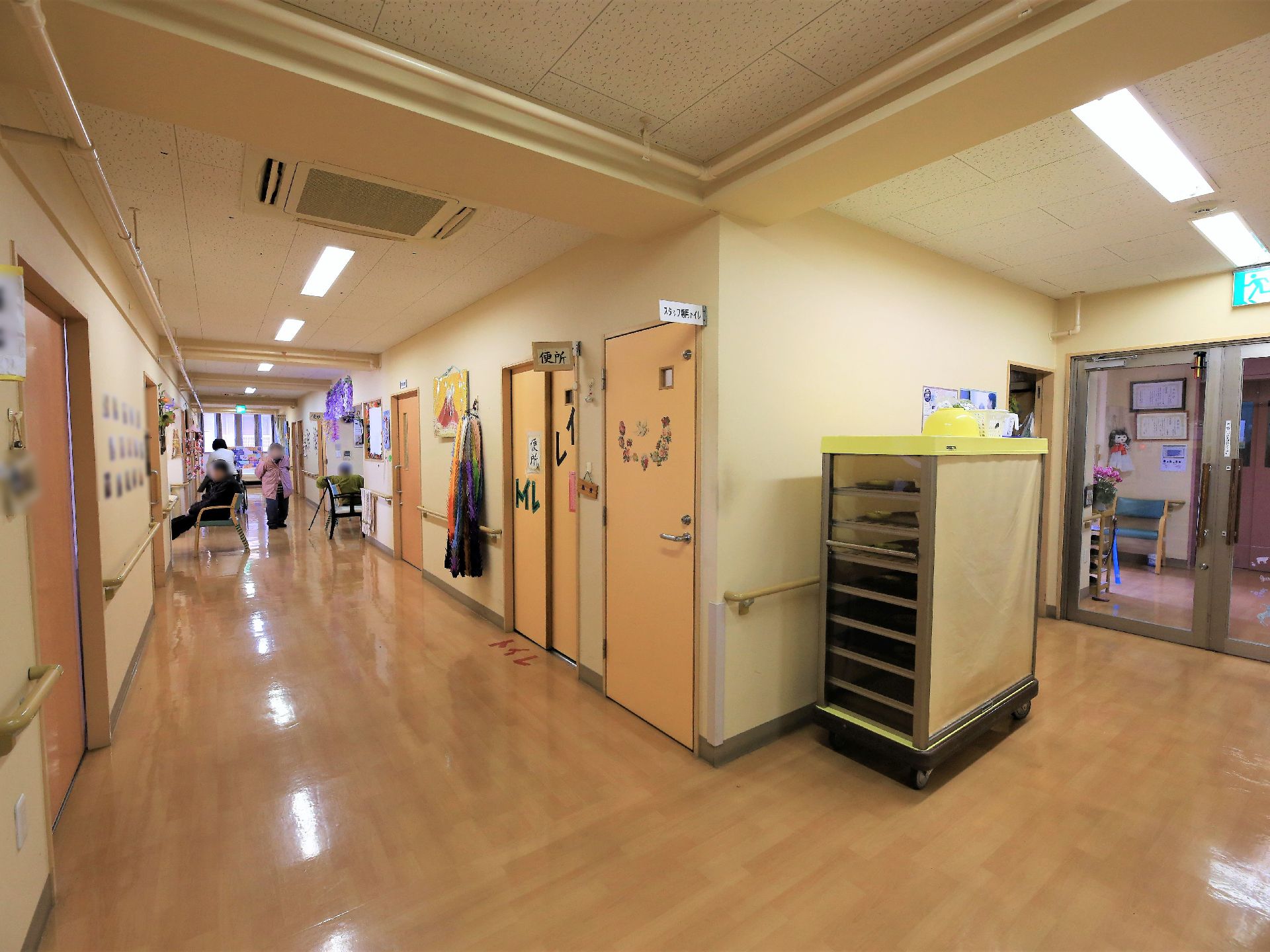 廊下を安全に利用できるように1日を通して照明で明るく照らし、壁には手すりが設置されている。空調設備もあるので、快適に過ごすことができる。