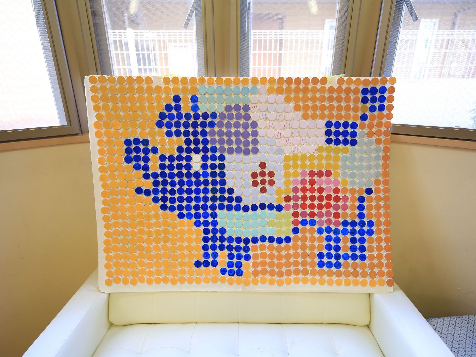さまざまなカラーを使って描かれた作品が、部屋に飾られてある。時間をかけた、細かい作業もおこなっている。