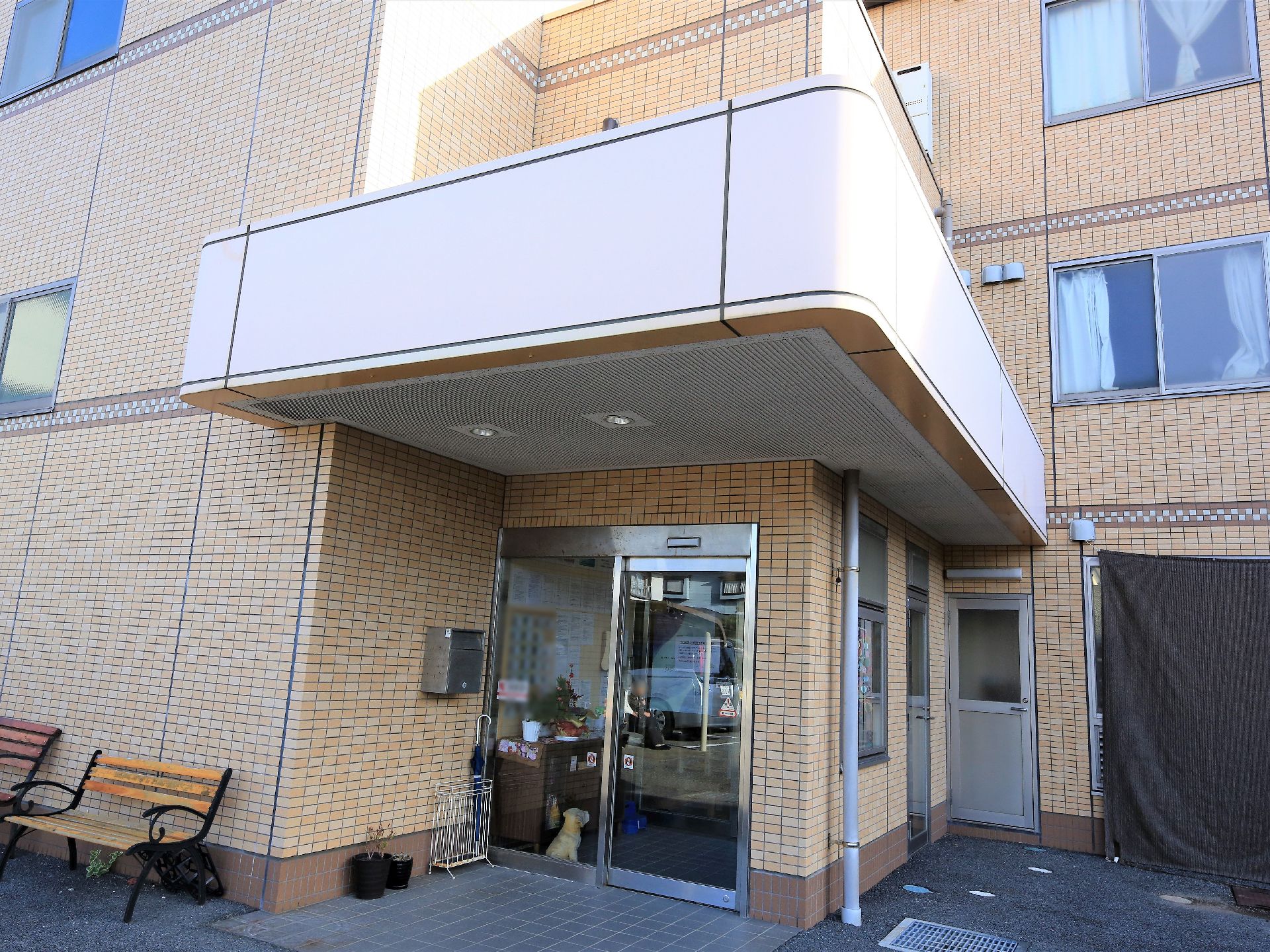 エントランスの横にはベンチが設置されているので、天気の良い日などは外で気分転換におしゃべりを楽しむことができる。