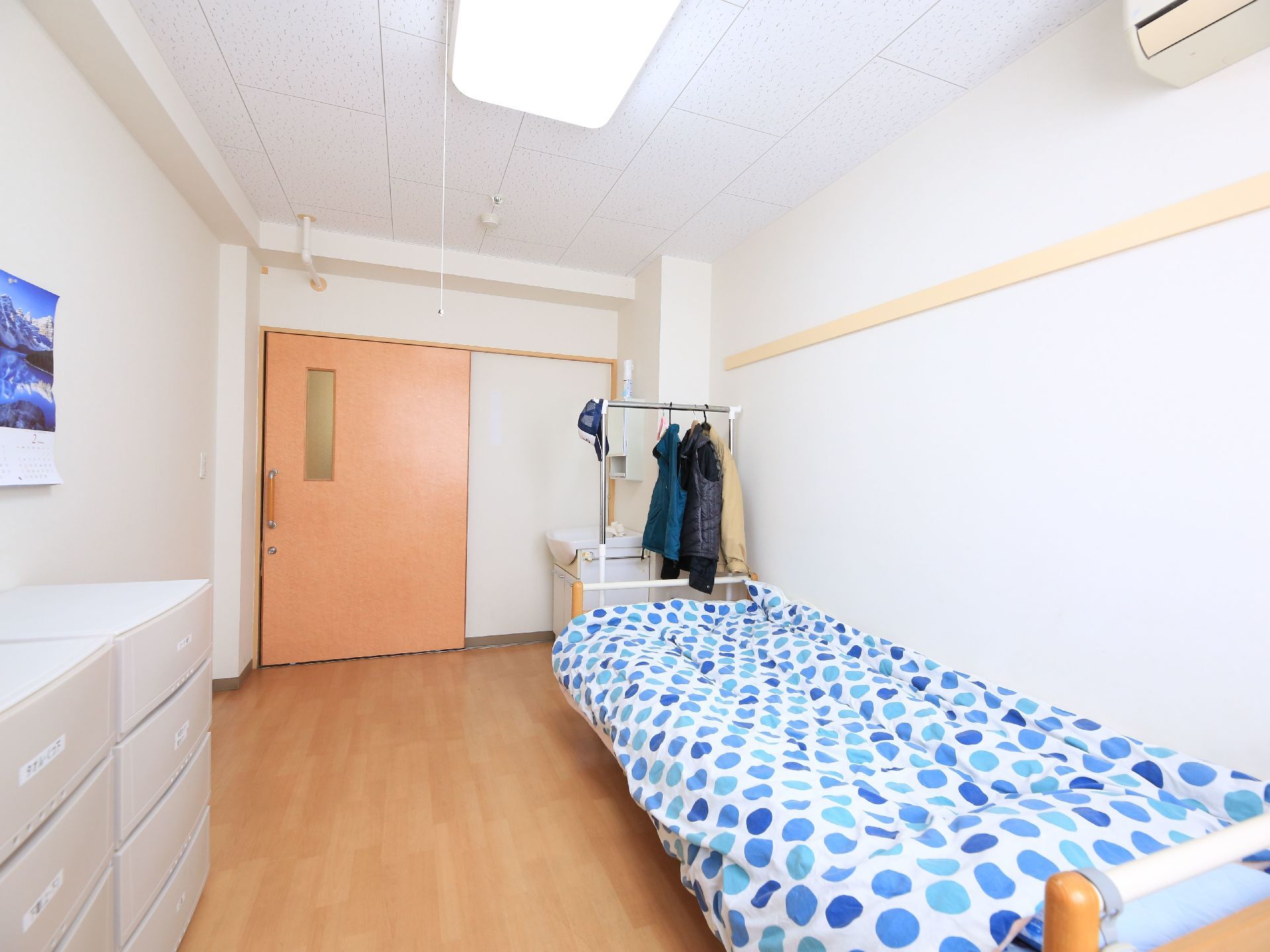明るく広々とした室内は白く清潔感のある内装になっている。部屋のドアはスライド式なので、開閉を楽に行うことができる。