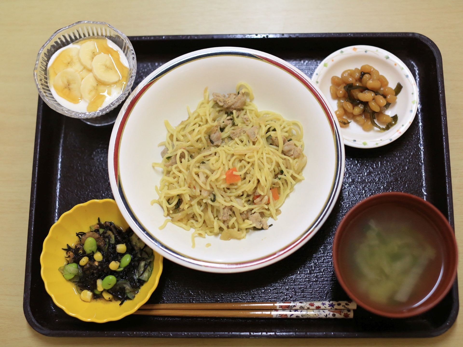 栄養バランスと彩りが考えられた料理を、毎食スタッフが手作りしている。入居者様が食べやすいように小さめに食材が切ってある。